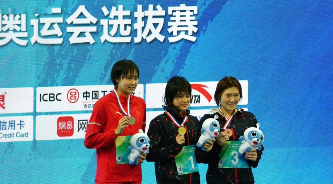 Yu Yiting, centre, with Ye Shiwen, right, and Ge, on the 400IM podium on day 1 in Qingdao - courtesy China fans twitter